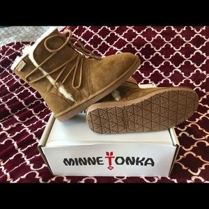 Minnetonka tan boots size 8 (New w/box)